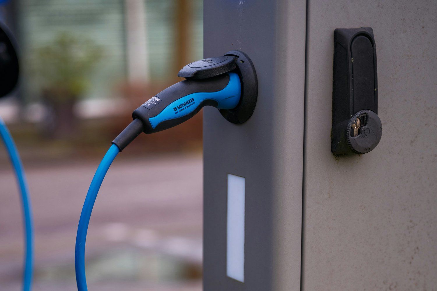 Elektrische auto aan een laadpaal